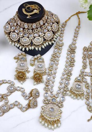 Picture of Enticing Sea Shell Necklace Set